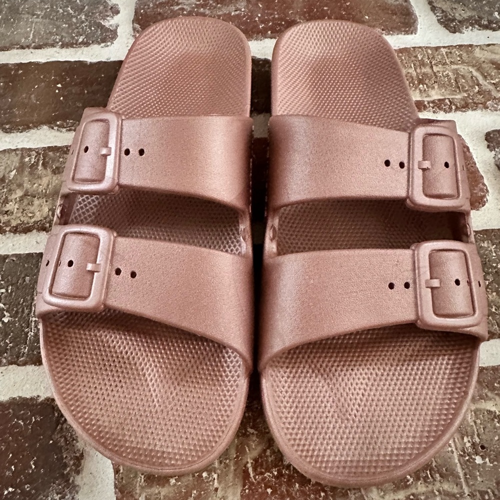 Freedom Moses mauve slides.